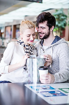 포토 JPG 서양인 부부 커플 여자 남자 커피 탁자 실내 웃음 앉기 상반신 20대 성인 두명 앞모습 아웃포커스 30대 쇼핑 쇼핑백 식당 카페 쇼핑몰 성인만 국내포토 외국인 음료 뷰포인트 가구 가방 관계 모션 촬영기법 표정 사람 청년 내부 장년 상점 파일형식