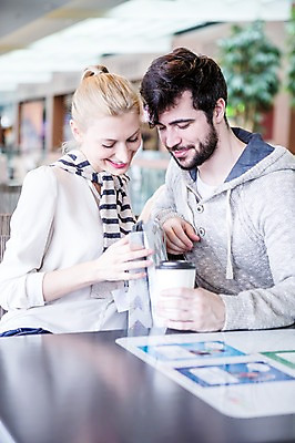 포토 JPG 서양인 부부 커플 여자 남자 커피 탁자 실내 웃음 앉기 상반신 20대 성인 두명 앞모습 아웃포커스 30대 쇼핑 쇼핑백 식당 카페 쇼핑몰 성인만 국내포토 외국인 음료 뷰포인트 가구 가방 관계 모션 촬영기법 표정 사람 청년 내부 장년 상점 파일형식