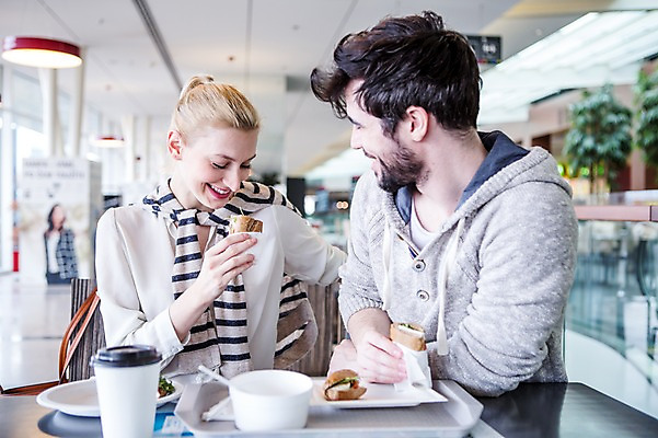 포토 JPG 서양인 부부 커플 여자 남자 커피 탁자 실내 샌드위치 웃음 앉기 상반신 20대 성인 두명 앞모습 옆모습 아웃포커스 30대 쇼핑 식당 식사 카페 쇼핑몰 성인만 국내포토 외국인 음료 음식 뷰포인트 가구 관계 모션 촬영기법 표정 사람 청년 내부 장년 상점 파일형식