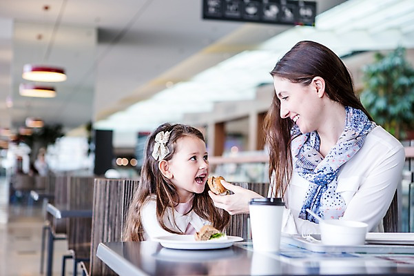 포토 JPG 서양인 여자 딸 커피 어린이 가족 탁자 모녀 엄마 실내 샌드위치 웃음 앉기 소녀 상반신 20대 성인 두명 옆모습 아웃포커스 쇼핑 상점 식당 식사 먹기 여자만 국내포토 외국인 음료 음식 뷰포인트 가구 관계 모션 촬영기법 표정 사람 청년 내부 파일형식