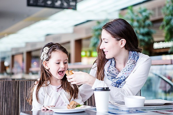 포토 JPG 서양인 여자 딸 커피 어린이 가족 탁자 모녀 엄마 실내 샌드위치 웃음 앉기 소녀 상반신 20대 성인 두명 앞모습 옆모습 아웃포커스 쇼핑 상점 식당 식사 먹기 여자만 국내포토 외국인 음료 음식 뷰포인트 가구 관계 모션 촬영기법 표정 사람 청년 내부 파일형식
