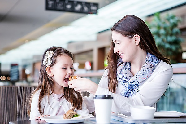 포토 JPG 서양인 여자 딸 커피 어린이 가족 탁자 모녀 엄마 실내 샌드위치 웃음 앉기 소녀 상반신 20대 성인 두명 옆모습 아웃포커스 쇼핑 상점 식당 식사 먹기 여자만 국내포토 외국인 음료 음식 뷰포인트 가구 관계 모션 촬영기법 표정 사람 청년 내부 파일형식