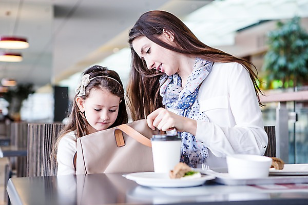 포토 JPG 서양인 여자 딸 커피 어린이 가족 탁자 모녀 엄마 실내 샌드위치 앉기 소녀 상반신 20대 성인 두명 앞모습 옆모습 아웃포커스 쇼핑 상점 식사 핸드백 쇼핑몰 여자만 국내포토 외국인 음료 음식 뷰포인트 가구 가방 관계 모션 촬영기법 사람 청년 내부 파일형식