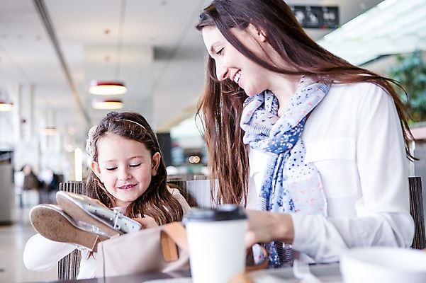 포토 JPG 서양인 여자 딸 커피 어린이 신발 가족 탁자 모녀 엄마 실내 웃음 앉기 소녀 상반신 20대 성인 두명 앞모습 옆모습 아웃포커스 쇼핑 상점 식당 여자만 국내포토 외국인 음료 뷰포인트 가구 관계 모션 촬영기법 표정 사람 청년 내부 파일형식