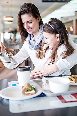 포토 JPG 서양인 여자 딸 커피 어린이 신발 가족 탁자 모녀 엄마 실내 샌드위치 웃음 앉기 소녀 상반신 20대 성인 두명 옆모습 아웃포커스 쇼핑 상점 식당 식사 여자만 국내포토 외국인 음료 음식 뷰포인트 가구 관계 모션 촬영기법 표정 사람 청년 내부 파일형식