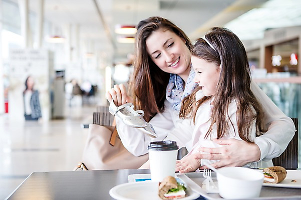 포토 JPG 서양인 여자 딸 커피 어린이 가족 탁자 모녀 엄마 실내 샌드위치 웃음 앉기 소녀 상반신 20대 성인 두명 앞모습 옆모습 아웃포커스 쇼핑 상점 식당 식사 여자만 국내포토 외국인 음료 음식 뷰포인트 가구 관계 모션 촬영기법 표정 사람 청년 내부 파일형식