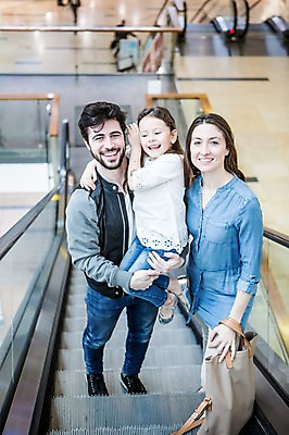 포토 JPG 전신 서양인 여자 남자 딸 어린이 가족 안기 엄마 실내 서기 웃음 소녀 여러명 20대 성인 앞모습 아웃포커스 쇼핑 아빠 에스컬레이터 국내포토 외국인 뷰포인트 다수 관계 모션 촬영기법 표정 사람 청년 내부 파일형식