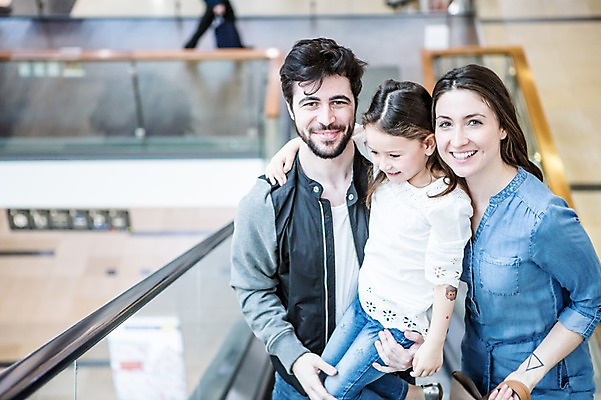 포토 JPG 서양인 여자 남자 딸 어린이 가족 안기 엄마 실내 서기 웃음 소녀 여러명 상반신 20대 성인 앞모습 아웃포커스 쇼핑 아빠 에스컬레이터 국내포토 외국인 뷰포인트 다수 관계 모션 촬영기법 표정 사람 청년 내부 파일형식