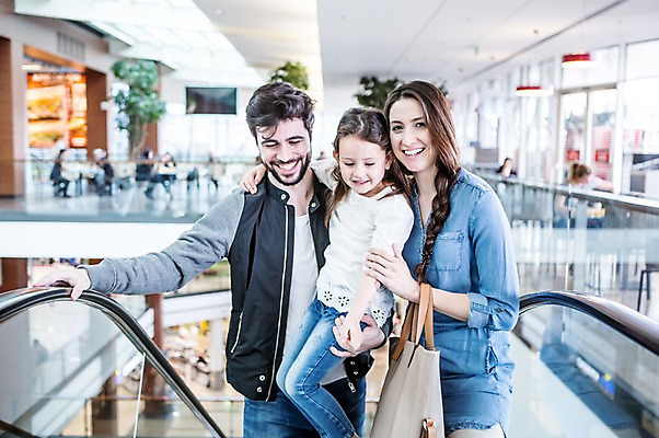 포토 JPG 서양인 여자 남자 딸 어린이 가족 안기 엄마 실내 웃음 소녀 상반신 20대 성인 앞모습 아웃포커스 세명 쇼핑 아빠 에스컬레이터 국내포토 외국인 뷰포인트 관계 모션 촬영기법 표정 사람 청년 내부 파일형식