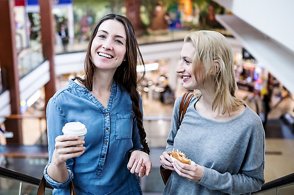 포토 JPG 서양인 여자 커피 실내 샌드위치 서기 웃음 상반신 20대 성인 두명 앞모습 옆모습 아웃포커스 30대 친구 쇼핑 상점 쇼핑몰 에스컬레이터 성인여자만 국내포토 외국인 음료 음식 뷰포인트 관계 모션 촬영기법 표정 사람 청년 내부 장년 여자만 성인만 파일형식