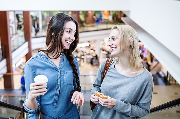 포토 JPG 서양인 여자 커피 실내 샌드위치 서기 웃음 들기 상반신 20대 성인 두명 앞모습 아웃포커스 30대 친구 쇼핑 마주보기 상점 쇼핑몰 에스컬레이터 성인여자만 국내포토 외국인 음료 음식 뷰포인트 관계 모션 촬영기법 표정 사람 청년 내부 장년 여자만 성인만 파일형식