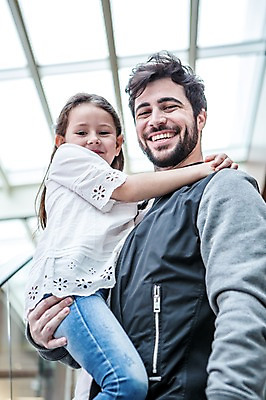 포토 JPG 서양인 응시 여자 남자 딸 어린이 로우앵글 가족 안기 실내 서기 웃음 소녀 상반신 20대 성인 두명 앞모습 아웃포커스 쇼핑 아빠 쇼핑몰 내려보기 부녀 국내포토 외국인 시선 뷰포인트 관계 모션 촬영기법 표정 사람 청년 내부 파일형식