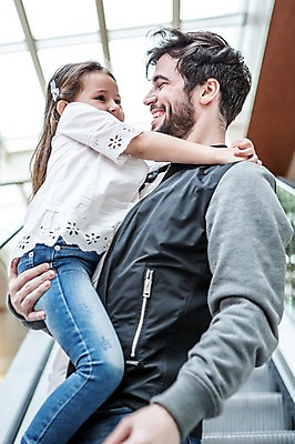 포토 JPG 서양인 여자 남자 딸 어린이 가족 안기 실내 서기 웃음 소녀 상반신 20대 성인 두명 옆모습 아웃포커스 쇼핑 아빠 쇼핑몰 에스컬레이터 부녀 국내포토 외국인 뷰포인트 관계 모션 촬영기법 표정 사람 청년 내부 파일형식