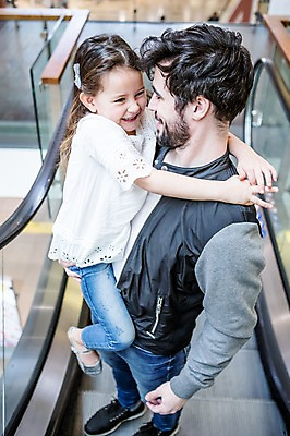 포토 JPG 전신 서양인 여자 남자 딸 어린이 가족 안기 실내 서기 웃음 소녀 상반신 20대 성인 두명 옆모습 아웃포커스 쇼핑 아빠 에스컬레이터 부녀 국내포토 외국인 뷰포인트 관계 모션 촬영기법 표정 사람 청년 내부 파일형식