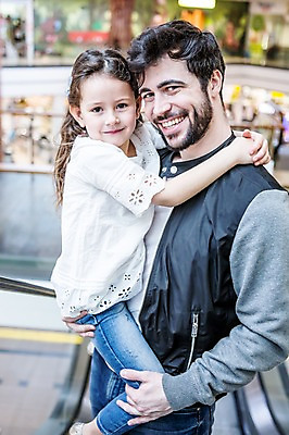 포토 JPG 서양인 여자 남자 딸 어린이 가족 안기 실내 서기 웃음 소녀 상반신 20대 성인 두명 옆모습 아웃포커스 쇼핑 아빠 쇼핑몰 부녀 국내포토 외국인 뷰포인트 관계 모션 촬영기법 표정 사람 청년 내부 파일형식