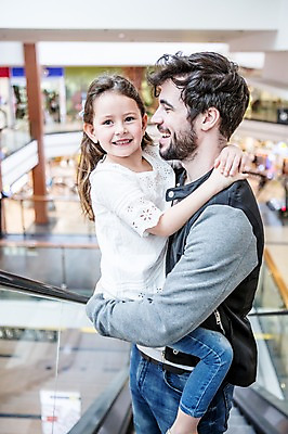 포토 JPG 서양인 여자 남자 딸 어린이 가족 안기 실내 서기 웃음 소녀 상반신 20대 성인 두명 옆모습 아웃포커스 쇼핑 아빠 쇼핑몰 부녀 국내포토 외국인 뷰포인트 관계 모션 촬영기법 표정 사람 청년 내부 파일형식