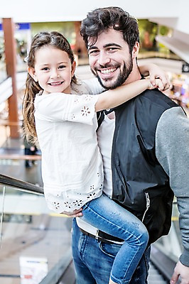 포토 JPG 서양인 여자 남자 딸 어린이 가족 안기 실내 서기 웃음 소녀 상반신 20대 성인 두명 앞모습 아웃포커스 쇼핑 아빠 쇼핑몰 부녀 국내포토 외국인 뷰포인트 관계 모션 촬영기법 표정 사람 청년 내부 파일형식