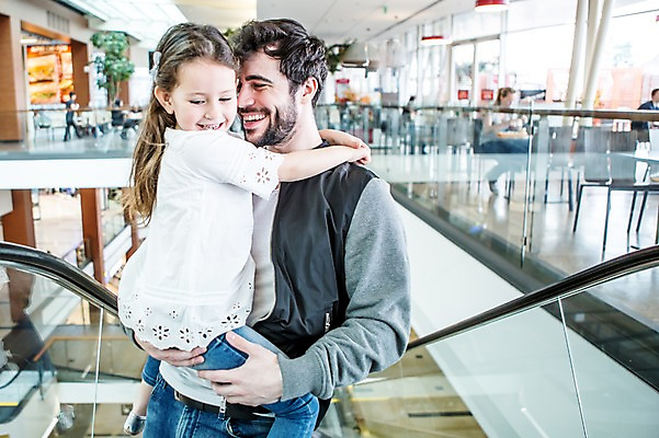 포토 JPG 서양인 여자 남자 딸 어린이 가족 안기 실내 서기 웃음 소녀 여러명 상반신 20대 성인 옆모습 아웃포커스 쇼핑 아빠 쇼핑몰 부녀 국내포토 외국인 뷰포인트 다수 관계 모션 촬영기법 표정 사람 청년 내부 파일형식