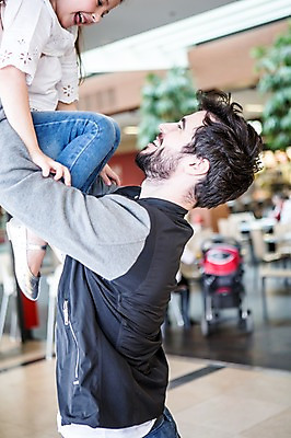 포토 JPG 서양인 여자 남자 딸 어린이 가족 안기 실내 서기 웃음 소녀 상반신 20대 성인 두명 옆모습 아웃포커스 쇼핑 마주보기 아빠 쇼핑몰 부녀 국내포토 외국인 뷰포인트 관계 모션 촬영기법 표정 사람 청년 내부 파일형식