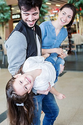 포토 JPG 서양인 여자 남자 딸 어린이 가족 안기 엄마 실내 웃음 들기 소녀 20대 성인 앞모습 아웃포커스 세명 쇼핑 아빠 쇼핑몰 즐거움 윈도우쇼핑 국내포토 외국인 감정 뷰포인트 관계 모션 촬영기법 표정 사람 청년 내부 파일형식