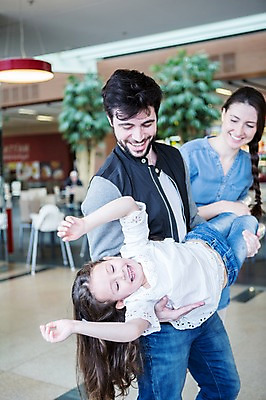 포토 JPG 서양인 여자 남자 딸 어린이 가족 안기 엄마 실내 웃음 들기 소녀 20대 성인 앞모습 아웃포커스 세명 쇼핑 아빠 쇼핑몰 즐거움 윈도우쇼핑 국내포토 외국인 감정 뷰포인트 관계 모션 촬영기법 표정 사람 청년 내부 파일형식