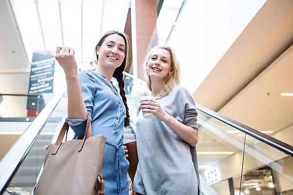 포토 JPG 서양인 여자 커피 실내 서기 웃음 들기 상반신 20대 성인 두명 앞모습 30대 친구 쇼핑 상점 핸드백 쇼핑몰 에스컬레이터 성인여자만 국내포토 외국인 음료 뷰포인트 가방 관계 모션 표정 사람 청년 내부 장년 여자만 성인만 파일형식