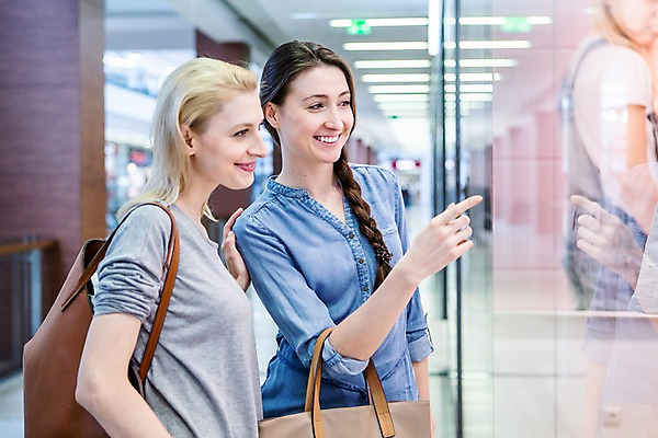 포토 JPG 서양인 여자 실내 상반신 20대 성인 두명 옆모습 아웃포커스 30대 친구 쇼핑 상점 핸드백 가리킴 쇼핑몰 쇼윈도 구경 윈도우쇼핑 성인여자만 국내포토 외국인 뷰포인트 가방 관계 촬영기법 사람 손짓 청년 내부 장년 전시 여자만 성인만 파일형식