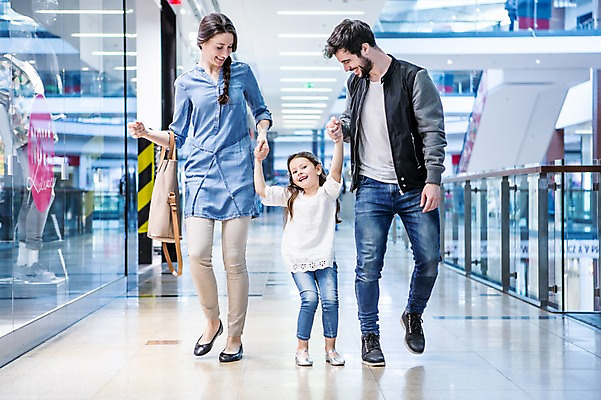 포토 JPG 전신 서양인 여자 남자 딸 어린이 가족 엄마 실내 서기 웃음 소녀 20대 성인 앞모습 세명 쇼핑 상점 손잡기 원근감 아빠 쇼핑몰 국내포토 외국인 뷰포인트 관계 모션 표정 사람 청년 내부 파일형식