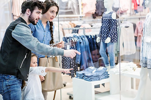 포토 JPG 서양인 여자 남자 딸 어린이 가족 엄마 실내 소녀 상반신 20대 성인 옆모습 세명 쇼핑 가리킴 아빠 마네킹 쇼핑몰 쇼윈도 옷가게 윈도우쇼핑 국내포토 외국인 옷 뷰포인트 관계 사람 손짓 청년 내부 상점 전시 파일형식
