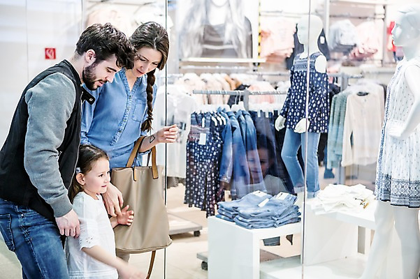 포토 JPG 서양인 여자 남자 딸 어린이 가족 엄마 실내 소녀 상반신 20대 성인 옆모습 세명 쇼핑 아빠 마네킹 쇼핑몰 쇼윈도 옷가게 윈도우쇼핑 국내포토 외국인 옷 뷰포인트 관계 사람 청년 내부 상점 전시 파일형식