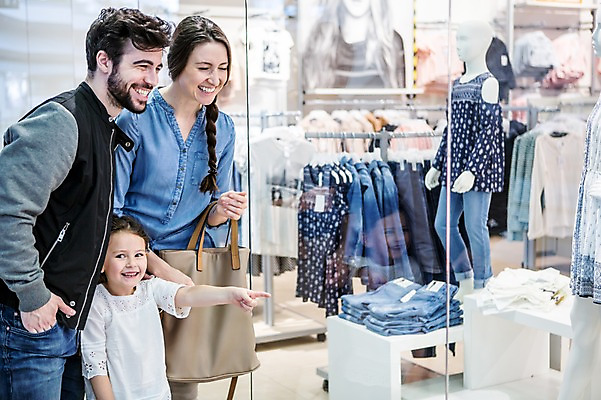 포토 JPG 서양인 응시 여자 남자 딸 어린이 가족 엄마 실내 서기 웃음 소녀 상반신 20대 성인 옆모습 세명 쇼핑 가리킴 아빠 마네킹 쇼핑몰 쇼윈도 옷가게 윈도우쇼핑 국내포토 외국인 시선 옷 뷰포인트 관계 모션 표정 사람 손짓 청년 내부 상점 전시 파일형식