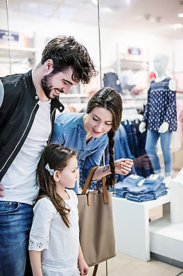 포토 JPG 서양인 응시 여자 남자 딸 어린이 가족 엄마 실내 서기 웃음 소녀 상반신 20대 성인 옆모습 세명 쇼핑 아빠 마네킹 쇼핑몰 쇼윈도 옷가게 윈도우쇼핑 국내포토 외국인 시선 옷 뷰포인트 관계 모션 표정 사람 청년 내부 상점 전시 파일형식