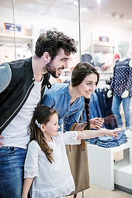 포토 JPG 서양인 응시 여자 남자 딸 어린이 가족 엄마 실내 서기 웃음 소녀 상반신 20대 성인 옆모습 세명 쇼핑 가리킴 아빠 마네킹 쇼핑몰 쇼윈도 옷가게 윈도우쇼핑 국내포토 외국인 시선 옷 뷰포인트 관계 모션 표정 사람 손짓 청년 내부 상점 전시 파일형식