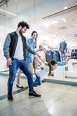 포토 JPG 전신 서양인 여자 남자 딸 어린이 가족 엄마 실내 서기 웃음 소녀 20대 성인 옆모습 세명 쇼핑 손잡기 아빠 마네킹 쇼핑몰 쇼윈도 옷가게 국내포토 외국인 옷 뷰포인트 관계 모션 표정 사람 청년 내부 상점 전시 파일형식