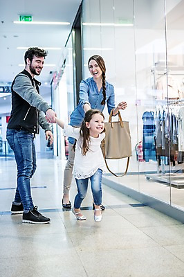 포토 JPG 전신 서양인 여자 남자 딸 어린이 가족 엄마 실내 서기 웃음 소녀 20대 성인 앞모습 옆모습 세명 쇼핑 손잡기 아빠 쇼윈도 옷가게 국내포토 외국인 옷 뷰포인트 관계 모션 표정 사람 청년 내부 상점 전시 파일형식