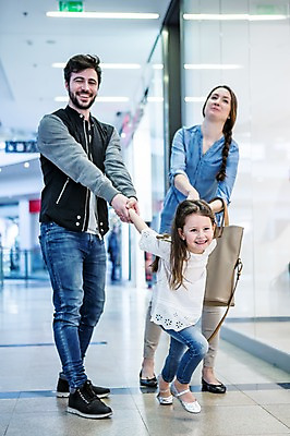 포토 JPG 전신 서양인 여자 남자 딸 어린이 장난 가족 엄마 실내 서기 웃음 소녀 20대 성인 앞모습 세명 쇼핑 손잡기 아빠 국내포토 외국인 뷰포인트 관계 모션 표정 사람 청년 내부 파일형식