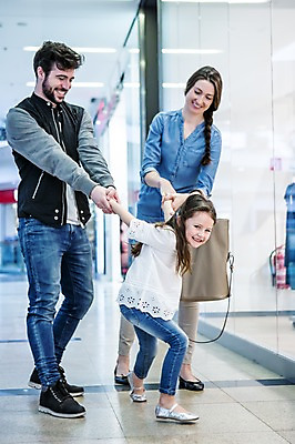 포토 JPG 전신 서양인 여자 남자 딸 어린이 가족 엄마 실내 서기 웃음 소녀 20대 성인 앞모습 옆모습 세명 쇼핑 손잡기 아빠 국내포토 외국인 뷰포인트 관계 모션 표정 사람 청년 내부 파일형식