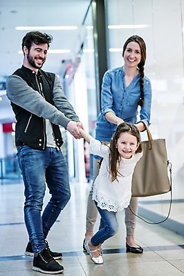 포토 JPG 전신 서양인 여자 남자 딸 어린이 가족 엄마 실내 서기 웃음 소녀 20대 성인 앞모습 세명 쇼핑 손잡기 아빠 국내포토 외국인 뷰포인트 관계 모션 표정 사람 청년 내부 파일형식