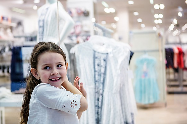 포토 JPG 서양인 원피스 여자 어린이 실내 한명 서기 웃음 소녀 상반신 옆모습 아웃포커스 쇼핑 상점 마네킹 쇼핑몰 쇼윈도 구경 옷가게 윈도우쇼핑 소녀만 국내포토 외국인 1 옷 뷰포인트 모션 촬영기법 표정 사람 내부 전시 여자만 어린이만 파일형식