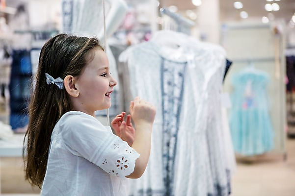 포토 JPG 서양인 원피스 여자 어린이 실내 한명 서기 웃음 소녀 상반신 옆모습 아웃포커스 쇼핑 상점 쇼핑몰 쇼윈도 구경 옷가게 윈도우쇼핑 소녀만 국내포토 외국인 1 옷 뷰포인트 모션 촬영기법 표정 사람 내부 전시 여자만 어린이만 파일형식