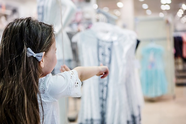 포토 JPG 서양인 원피스 여자 어린이 실내 한명 소녀 상반신 옆모습 아웃포커스 쇼핑 가리킴 쇼윈도 구경 옷가게 윈도우쇼핑 소녀만 국내포토 외국인 1 옷 뷰포인트 촬영기법 사람 손짓 내부 상점 전시 여자만 어린이만 파일형식