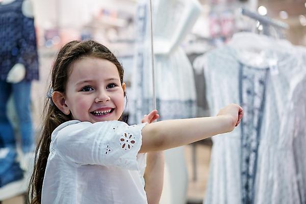 포토 JPG 서양인 원피스 여자 어린이 실내 한명 서기 웃음 소녀 상반신 옆모습 아웃포커스 쇼핑 상점 마네킹 쇼핑몰 쇼윈도 구경 옷가게 윈도우쇼핑 소녀만 국내포토 외국인 1 옷 뷰포인트 모션 촬영기법 표정 사람 내부 전시 여자만 어린이만 파일형식