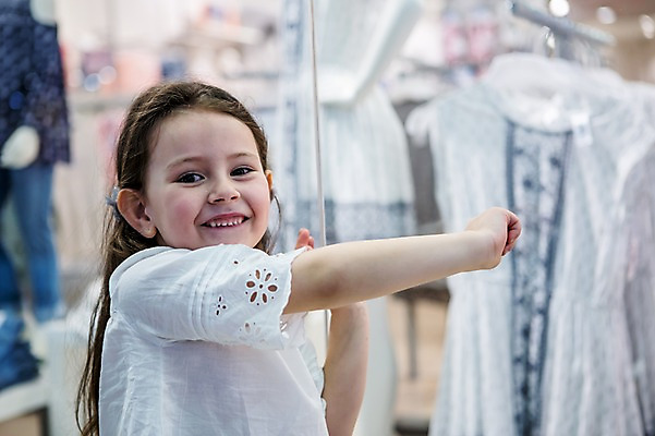 포토 JPG 서양인 원피스 여자 어린이 실내 한명 서기 웃음 소녀 상반신 옆모습 아웃포커스 쇼핑 상점 쇼핑몰 쇼윈도 구경 옷가게 윈도우쇼핑 소녀만 국내포토 외국인 1 옷 뷰포인트 모션 촬영기법 표정 사람 내부 전시 여자만 어린이만 파일형식