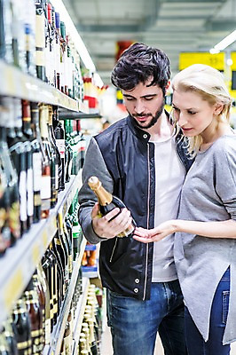 포토 JPG 서양인 부부 커플 여자 남자 실내 서기 들기 상반신 20대 성인 두명 앞모습 옆모습 아웃포커스 30대 쇼핑 장보기 와인 전시 와인병 마트 성인만 국내포토 외국인 뷰포인트 관계 모션 병_용기 주류 촬영기법 사람 청년 내부 장년 상점 파일형식