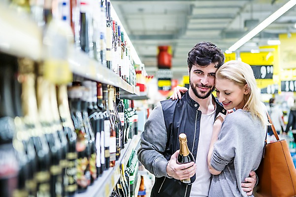 포토 JPG 서양인 부부 커플 여자 남자 실내 서기 웃음 들기 상반신 20대 성인 두명 앞모습 옆모습 아웃포커스 30대 쇼핑 장보기 와인 전시 핸드백 와인병 마트 성인만 국내포토 외국인 뷰포인트 가방 관계 모션 병_용기 주류 촬영기법 표정 사람 청년 내부 장년 상점 파일형식