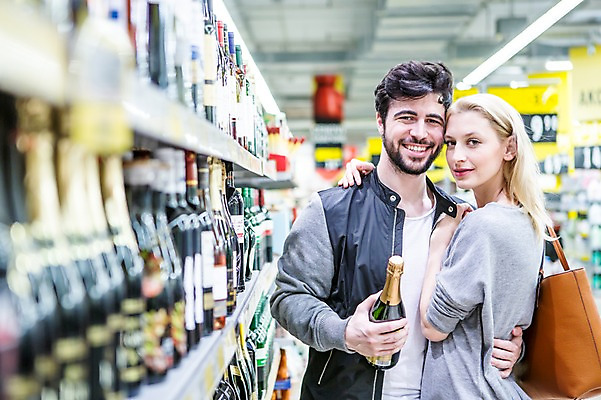 포토 JPG 서양인 부부 커플 여자 남자 실내 서기 웃음 들기 상반신 20대 성인 두명 앞모습 옆모습 아웃포커스 30대 쇼핑 장보기 와인 전시 핸드백 와인병 마트 성인만 국내포토 외국인 뷰포인트 가방 관계 모션 병_용기 주류 촬영기법 표정 사람 청년 내부 장년 상점 파일형식