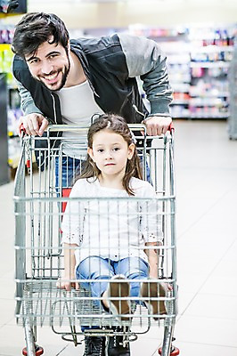 포토 JPG 전신 서양인 여자 남자 딸 어린이 가족 실내 서기 웃음 앉기 소녀 상반신 20대 성인 두명 앞모습 아웃포커스 쇼핑 장보기 쇼핑카 아빠 마트 부녀 국내포토 외국인 뷰포인트 관계 모션 촬영기법 표정 사람 청년 내부 상점 카트 파일형식