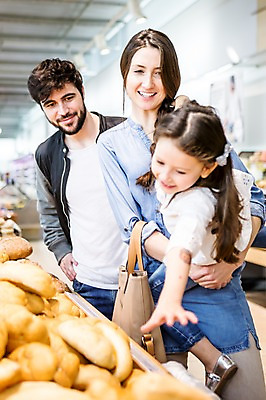 포토 JPG 서양인 여자 남자 딸 어린이 빵 가족 안기 엄마 실내 웃음 소녀 상반신 20대 성인 앞모습 옆모습 아웃포커스 세명 쇼핑 장보기 빵집 아빠 턱수염 마트 국내포토 외국인 음식 뷰포인트 관계 모션 수염 촬영기법 표정 사람 청년 내부 상점 파일형식