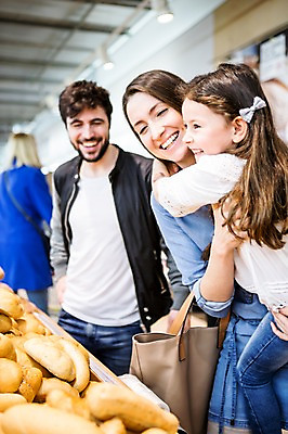 포토 JPG 서양인 여자 남자 딸 어린이 빵 가족 안기 엄마 실내 서기 웃음 소녀 여러명 상반신 20대 성인 앞모습 옆모습 아웃포커스 쇼핑 장보기 빵집 아빠 마트 국내포토 외국인 음식 뷰포인트 다수 관계 모션 촬영기법 표정 사람 청년 내부 상점 파일형식