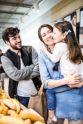 포토 JPG 서양인 여자 남자 딸 어린이 빵 가족 안기 엄마 실내 서기 웃음 소녀 여러명 상반신 20대 성인 앞모습 옆모습 아웃포커스 쇼핑 장보기 빵집 아빠 마트 국내포토 외국인 음식 뷰포인트 다수 관계 모션 촬영기법 표정 사람 청년 내부 상점 파일형식